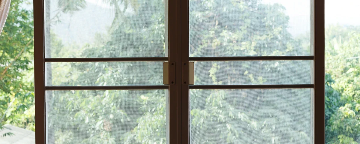 หน้าต่างกระจกติดตั้งมุ้งลวดบานเลื่อน