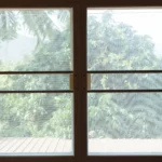 หน้าต่างกระจกติดตั้งมุ้งลวดบานเลื่อน