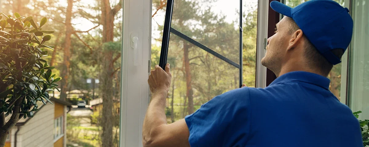 ช่างกำลังรับติดตั้งมุ้งลวดหน้าต่างภายในบ้าน