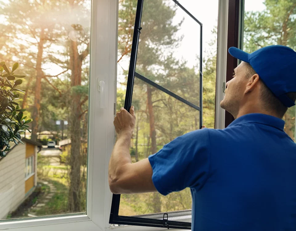 ช่างกำลังรับติดตั้งมุ้งลวดหน้าต่างภายในบ้าน